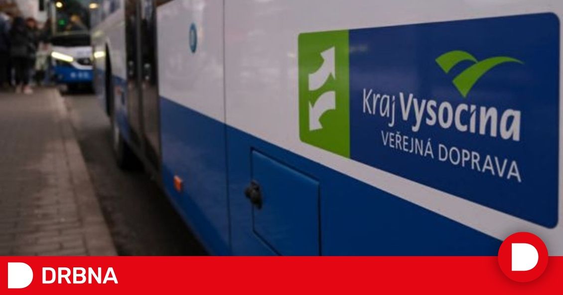 Dívka doběhla autobus, řidič odmítl otevřít dveře a nechal ji hodinu stát na dešti